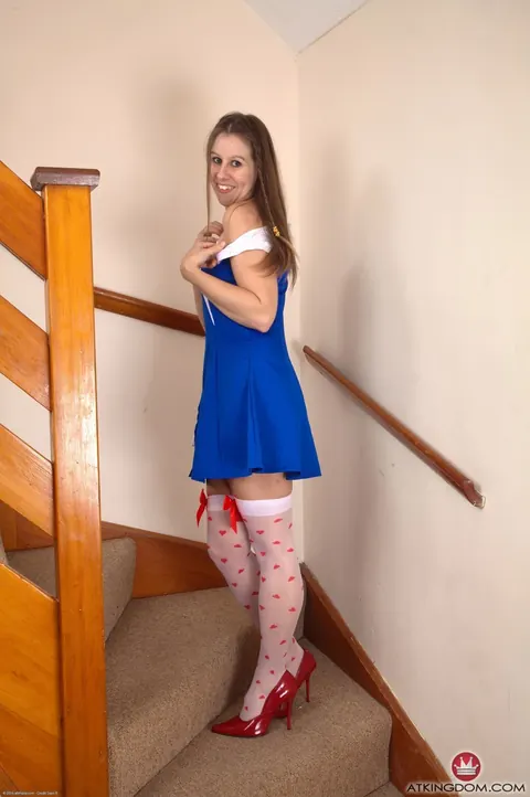 Masie Dee: Tall Brunette MILF Undresses and Fingers Her Hairy Pussy – photo 5 of 21