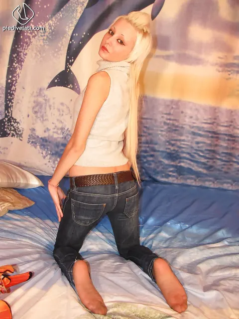 Ilenia: Blonde PAWG Poses in Jeans and Pantyhose – photo 9 of 16