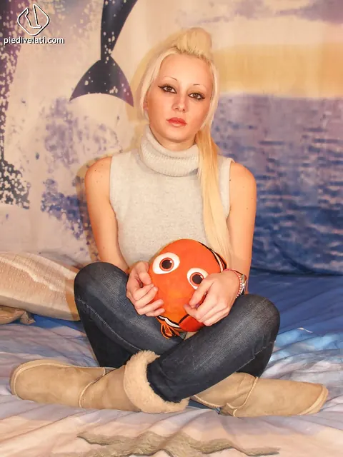 Ilenia: Blonde PAWG Poses in Jeans and Pantyhose – photo 2 of 16