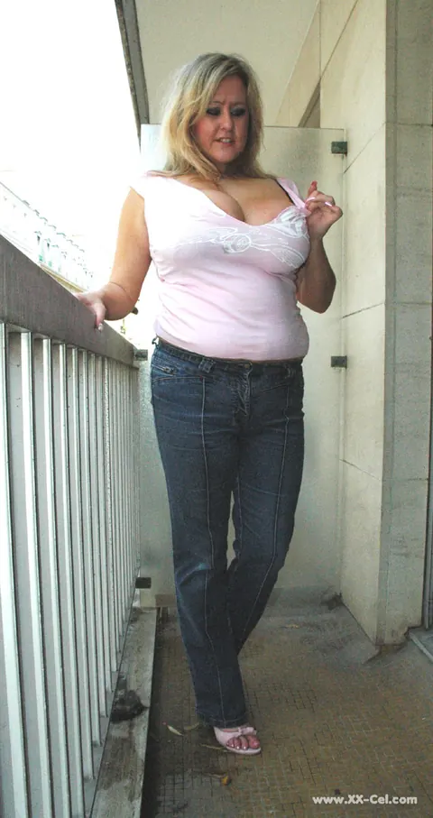 Leah Jayne: British MILF in Jeans Shows Off Her Monster Natural Tits – photo 2 of 20