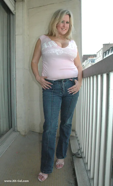 Leah Jayne: British MILF in Jeans Shows Off Her Monster Natural Tits – photo 1 of 20
