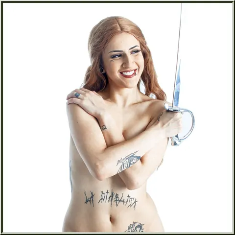 Woman Poses Nude at a Playful Photoshoot – photo 11 of 21