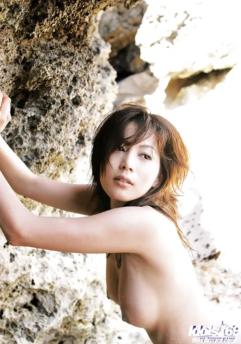 Japanese Woman Strips Nude and Poses on the Beach – photo 12 of 14