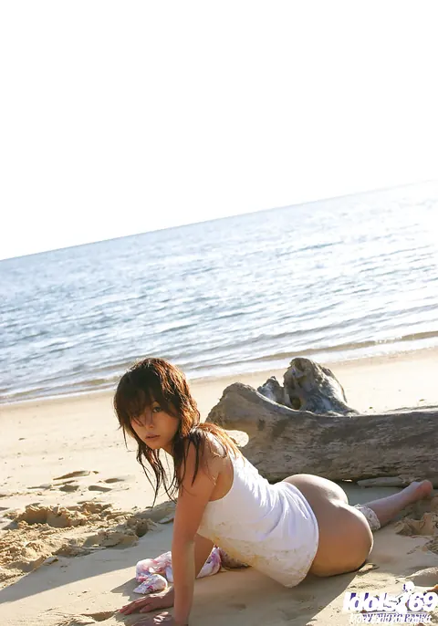 Japanese Woman Strips Nude and Poses on the Beach – photo 1 of 14
