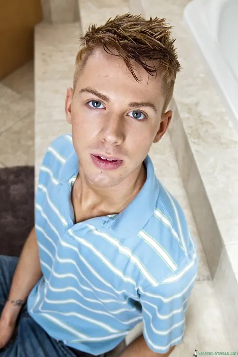 Thick Guys with Big Asses Fuck in Gay Threesome – photo 2 of 21