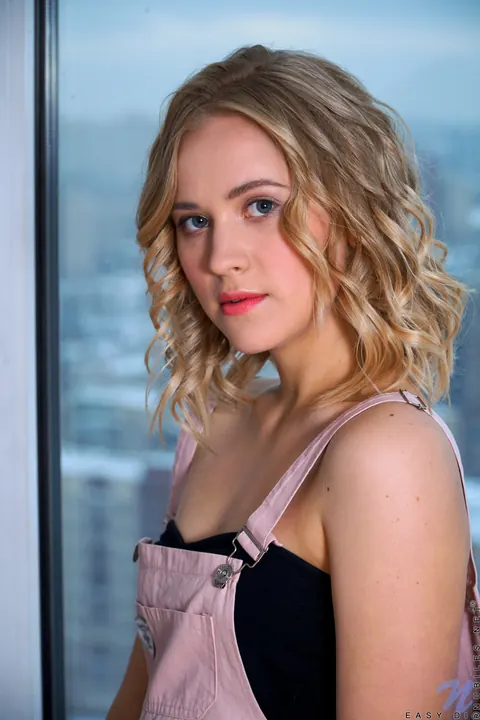 Easy Di: Curly Russian Blonde Spreads Her Shaved Pussy by the Window – photo 1 of 21