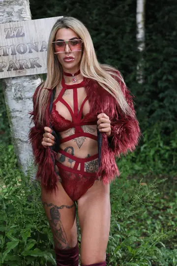 Alice Judge – Busty Brunette in Glasses Fucked Against Trees in the Forest