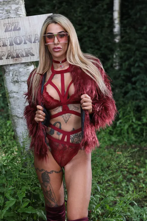 Alice Judge: Busty Brunette in Glasses Fucked Against Trees in the Forest – photo 1 of 21