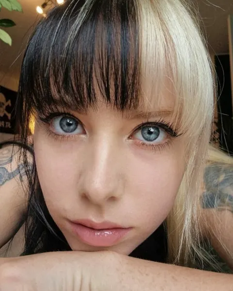 Amateur Woman Poses Nude and Reveals Her Ass – photo 10 of 20