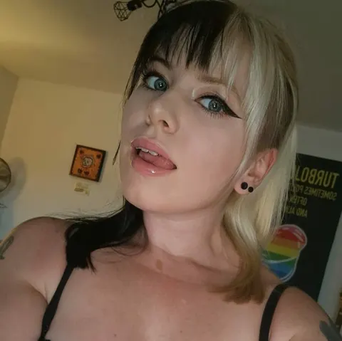 Amateur Woman Poses Nude and Reveals Her Ass – photo 9 of 20