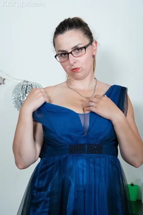 Curvy MILF in a Dress and Glasses Fingers Herself and Uses a Dildo – photo 2 of 21