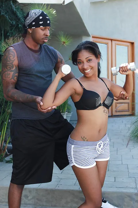 Tiffany Monroe: Thick Ebony Brunette Strips Out of Her Shorts Outdoors – photo 5 of 16