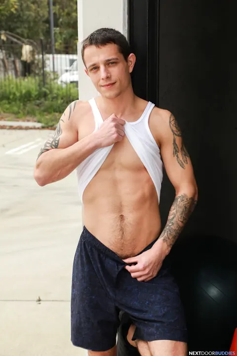 Two Men Strip, Kiss and Fuck in the Gym – photo 5 of 20