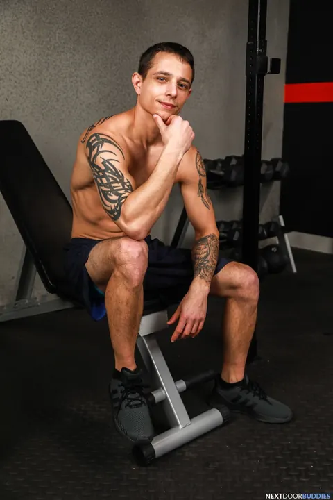 Two Men Strip, Kiss and Fuck in the Gym – photo 6 of 20