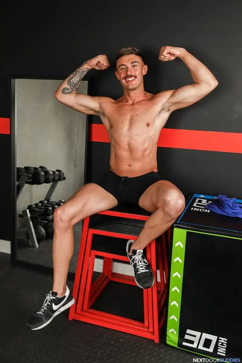 Two Men Strip, Kiss and Fuck in the Gym – photo 3 of 20