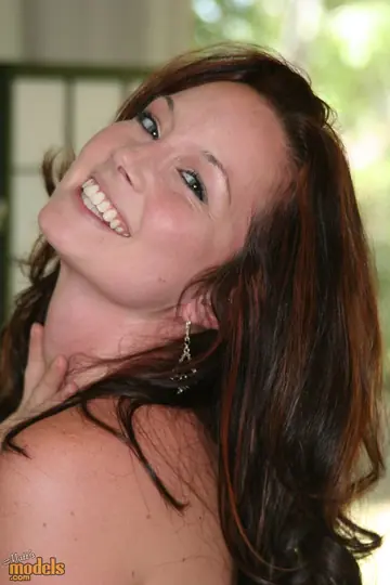 Amateur Brunette PAWG in Boots Pulls Panties Aside and Spreads