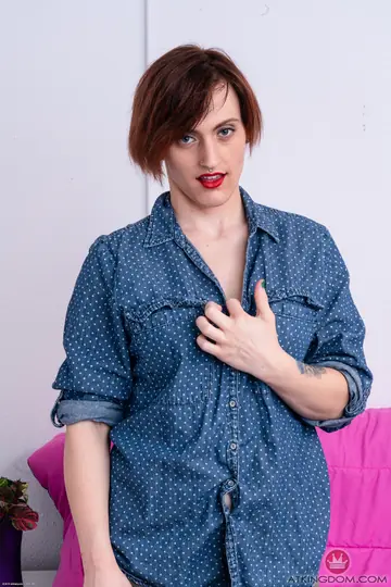 Lauren Laurent – Short-Haired Blonde Shows Her Hairy Pussy and Ass