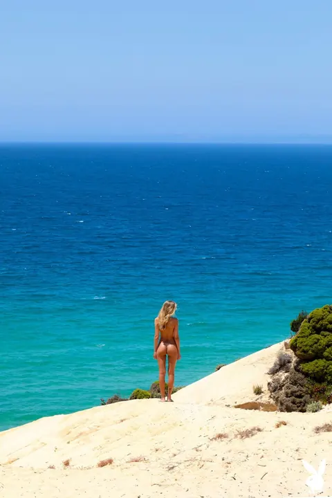Alina Boyko: Blonde Strips Out of Her Bikini and Spreads on the Beach – photo 4 of 20
