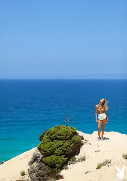Alina Boyko: Blonde Strips Out of Her Bikini and Spreads on the Beach – photo 10 of 20