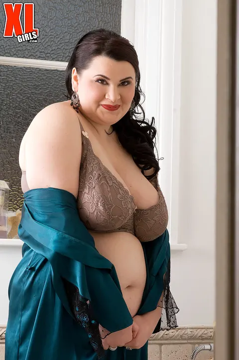 Madison Lee: Busty Brunette MILF in Lingerie and Heels Poses in the Bathroom – photo 5 of 16
