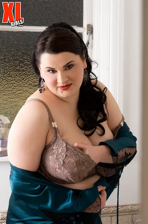 Madison Lee: Busty Brunette MILF in Lingerie and Heels Poses in the Bathroom – photo 6 of 16