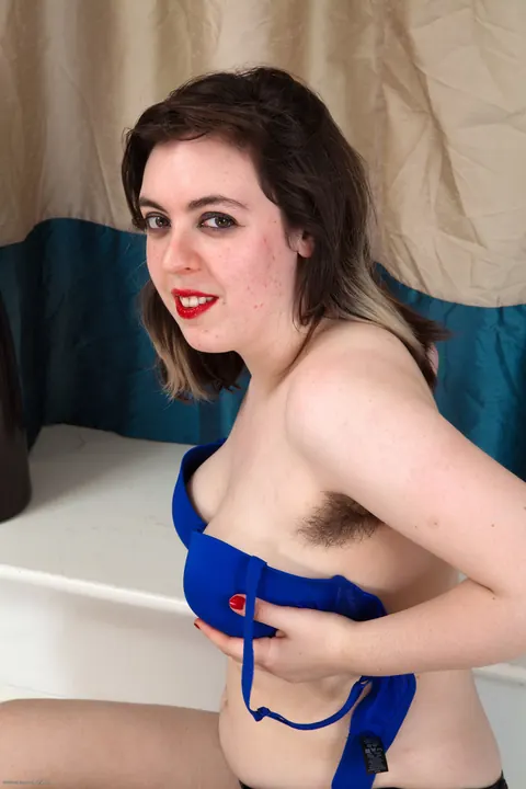 Samantha Jane: Busty British Blonde Spreads Her Hairy Pussy – photo 4 of 21