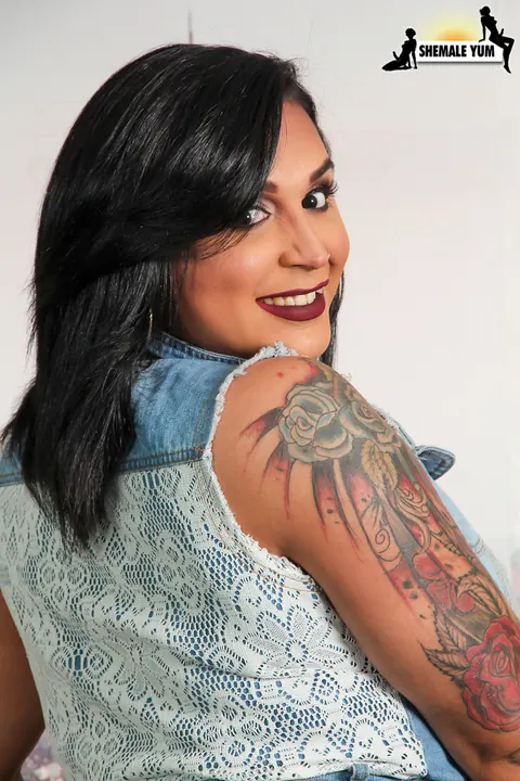 Curvy Trans MILF Strips Nude and Flaunts Her Body – photo 2 of 16