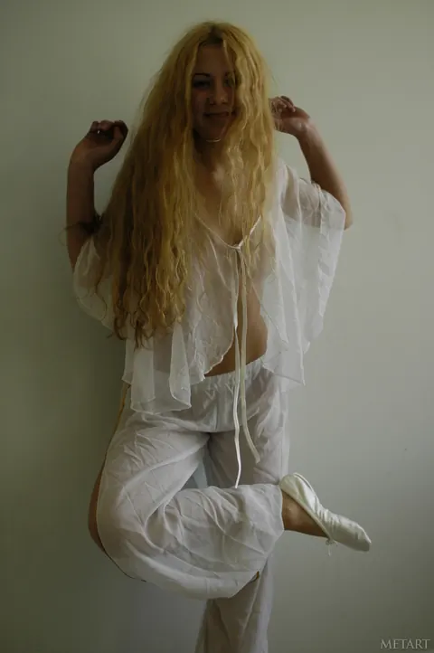 Sasha M: Blonde with Tattoos Undresses and Poses Nude – photo 2 of 21