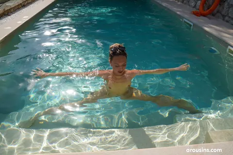 Isabella De Laa: Petite Curly Czech Blonde Poses in Her Bikini by the Pool – photo 21 of 21