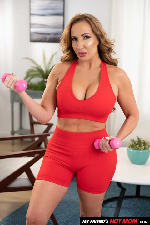 Richelle Ryan: Curvy MILF Fucks Her Partner and Takes a Cumshot – photo 2 of 21
