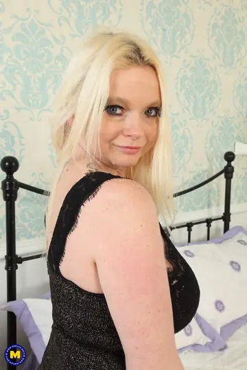 Summer Angel Lee – Curvy British MILF Pulls Pantyhose Aside and Toys Her Pussy
