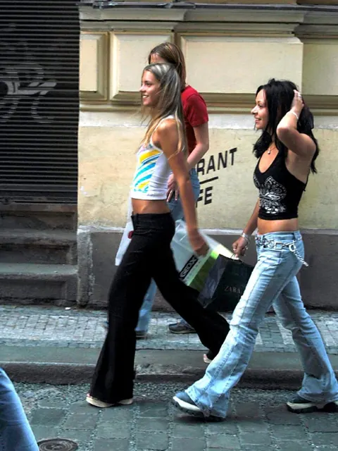 Four Short-Haired Women in Lesbian Foursome Outdoors – photo 4 of 20