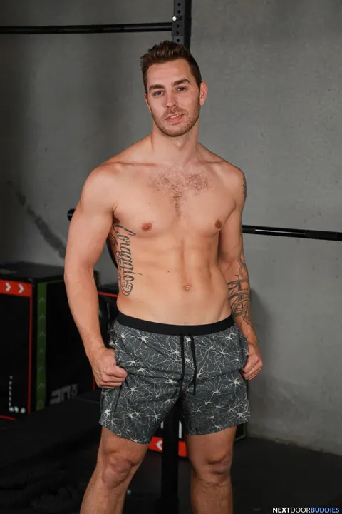 Two Athletic Men Kiss and Fuck in the Gym – photo 1 of 20