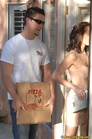 Alexandria Diamond – Tall Tattooed MILF Takes Pizza Guy Anal Doggy for a Facial