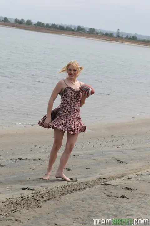 Missy Mathers: Short-Haired Blonde Sucks and Rides Outdoors – photo 1 of 21
