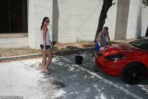 Short-Haired Woman Gives a Handjob in a Public Car – photo 4 of 20