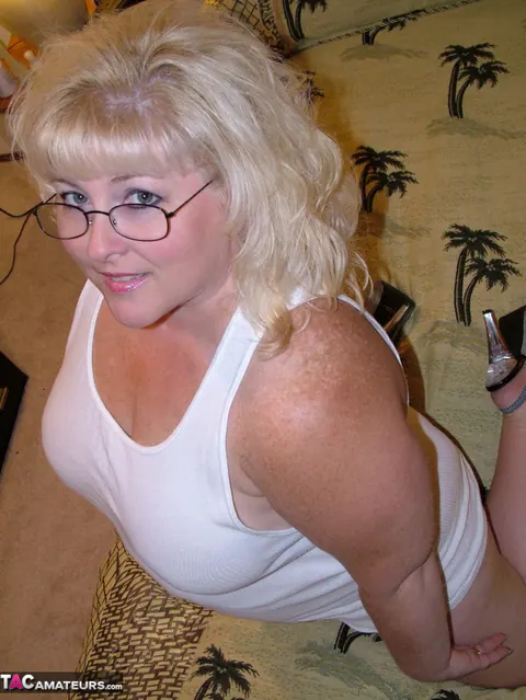 Taffy Spanx: Thick Blonde MILF in Heels and Glasses Spreads Her Shaved Pussy – photo 4 of 16