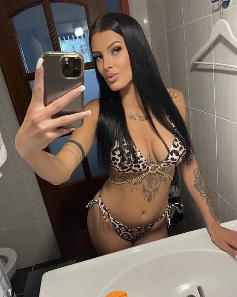 Woman in Leopard Bikini Strips and Poses Nude – photo 3 of 10