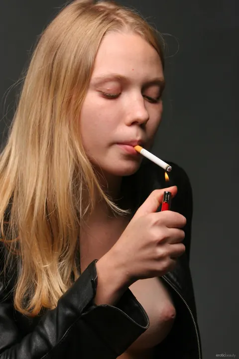 Skinny Blonde Smokes and Spreads Her Pussy in Open Jeans – photo 6 of 21