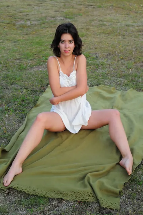 Latina Strips Nude and Poses for Erotic Photos – photo 1 of 21