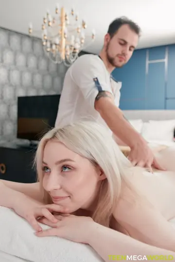 Kira Viburn – Blonde Gives Her Masseur a Blowjob and Takes a Facial