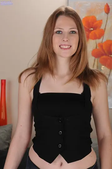 Samantha Faye – Thick Redhead Pulls Down Her Shorts and Spreads Her Hairy Pussy