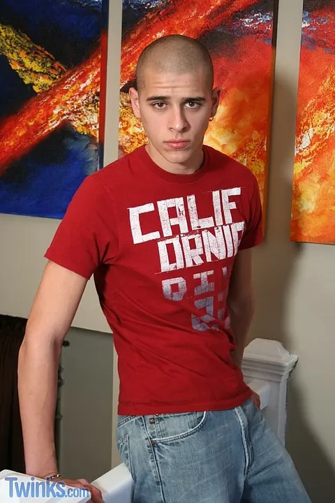 Man Strips Naked and Shows Off His Body – photo 2 of 21