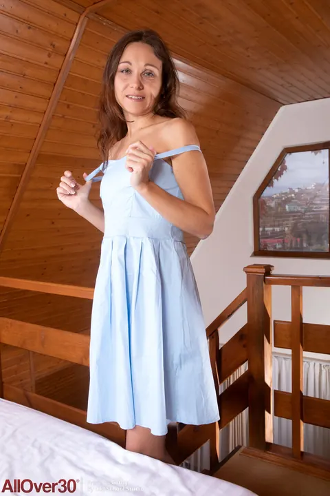 MILF Strips Nude, Poses, and Arches Her Back – photo 6 of 21