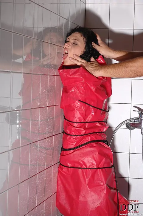 Miho Lechter: PAWG Fetish Short Haired Brunette Blows and Spreads in the Bathroom – photo 10 of 16