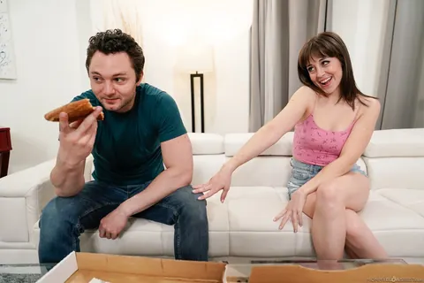 Jenna Noelle: Brunette MILF Gives a Blowjob and Handjob in Shorts While He Eats Pizza – photo 2 of 15