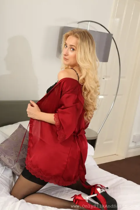 Thick Blonde MILF Drops Her Robe for Lingerie and Stockings – photo 8 of 21