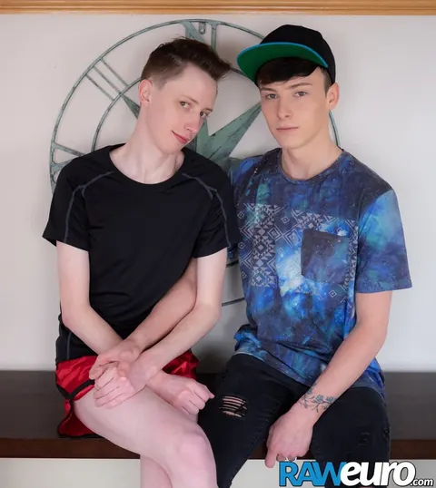Two European Men Bareback and Rim Each Other – photo 1 of 17