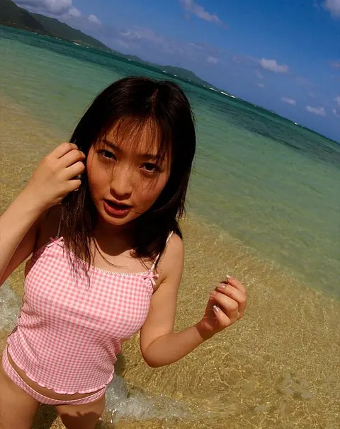 Maiko Kazano: Slim Japanese MILF Shows Her Hairy Bush and Natural Tits on the Beach – photo 3 of 16