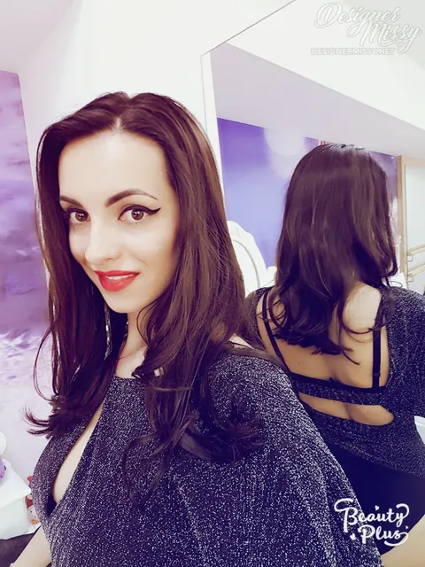 Brunette Poses in Lingerie and Stockings for Mirror Selfies – photo 15 of 15
